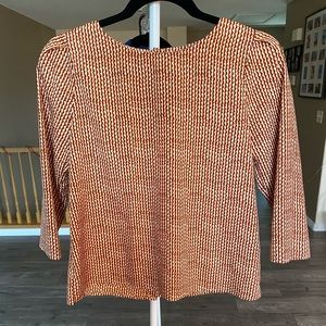 Cute blouse with reverse buttoning